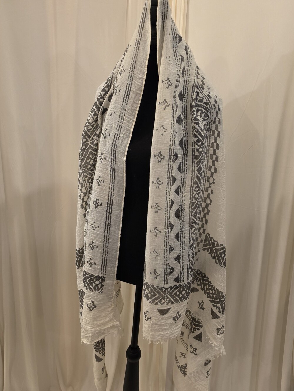 Look Aztec Fringed Blanket Scarf 100% Cotton Cream Gray Geometric Tribal Shawl - Picture 8 of 8